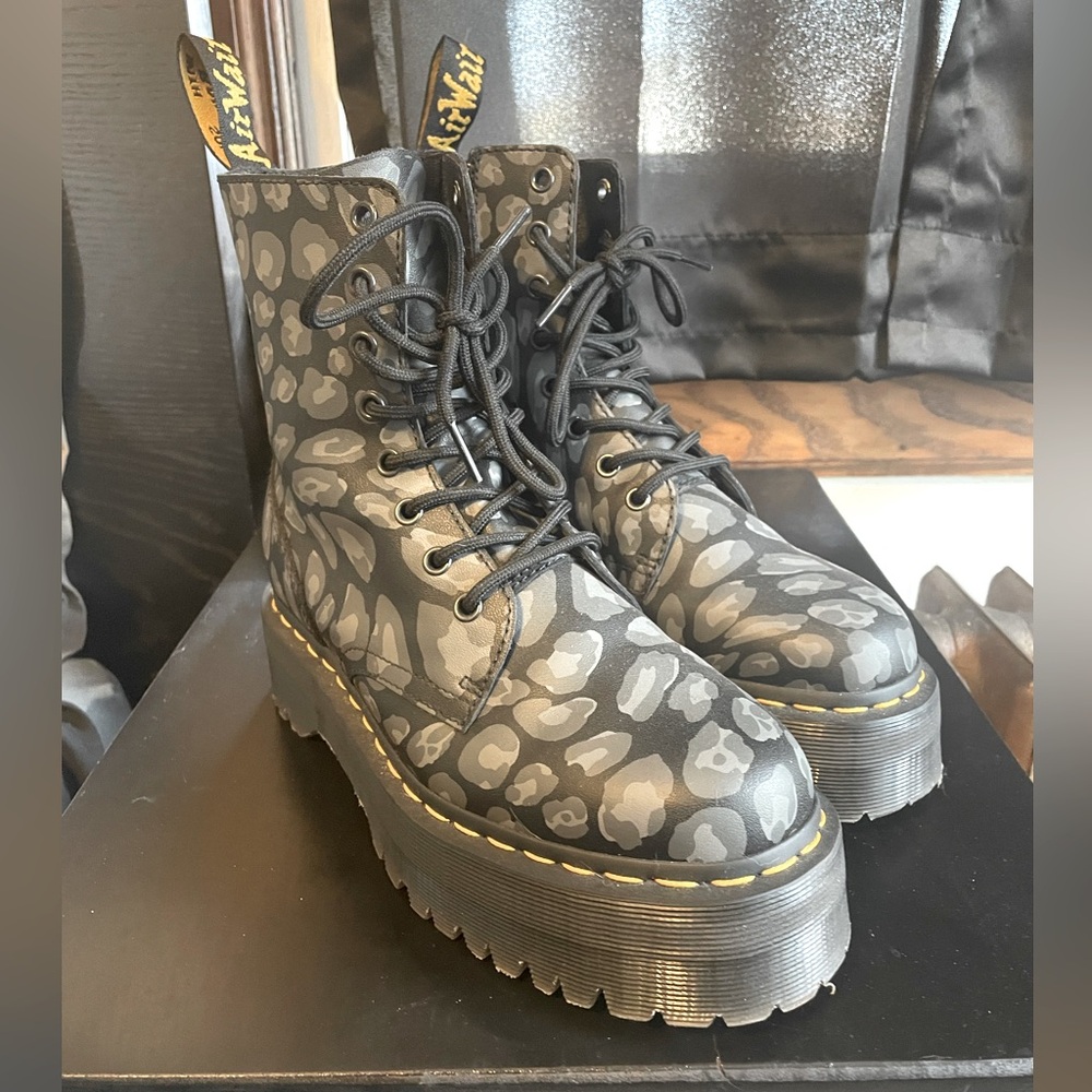 DR.MARTENS WOMEN'S "JADON" 8-EYE BLACK/GREY LEATHER BOOT.